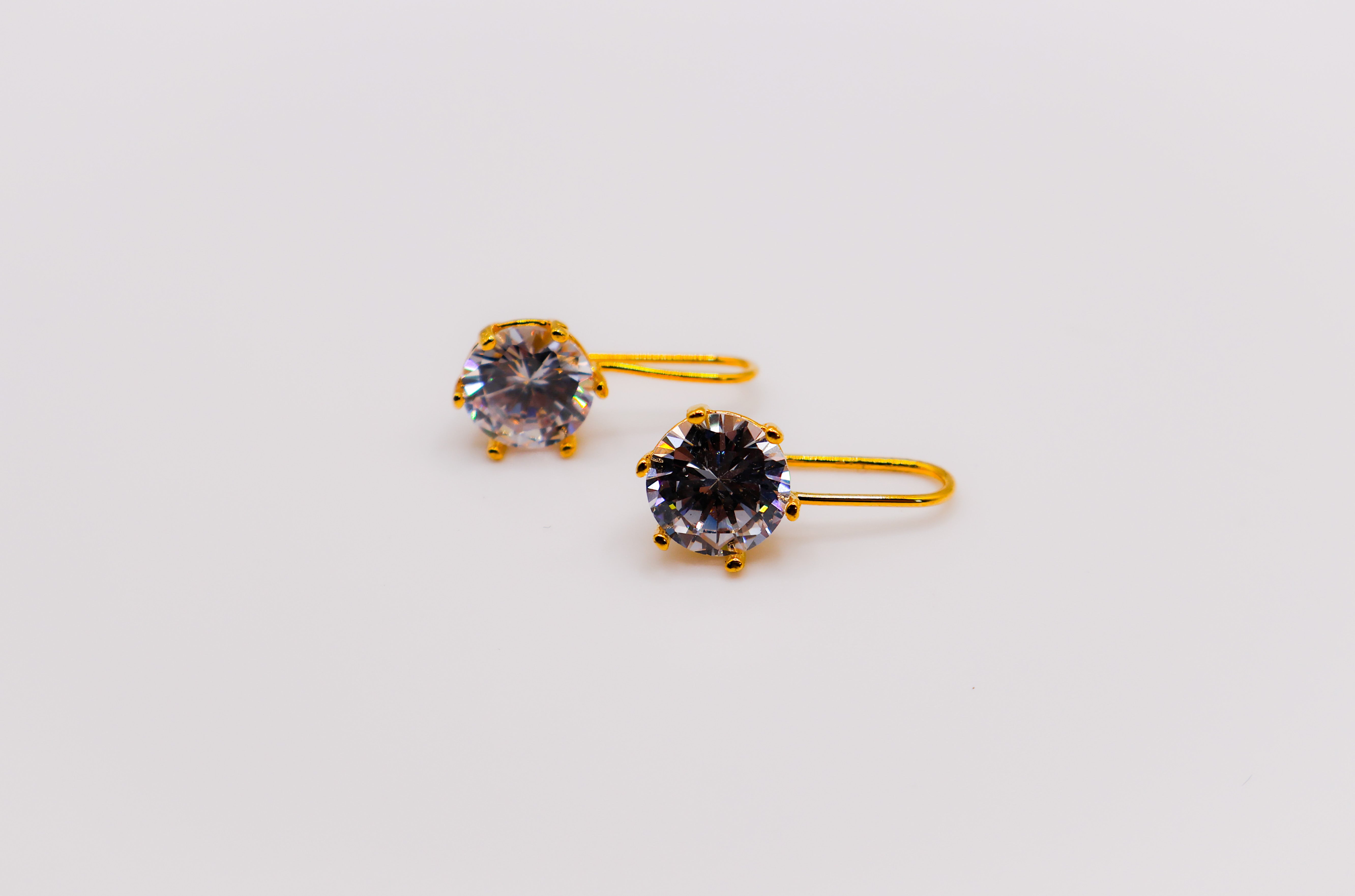 Elegant Golden Sparkle Drops – Luxurious Gold-Plated Earrings